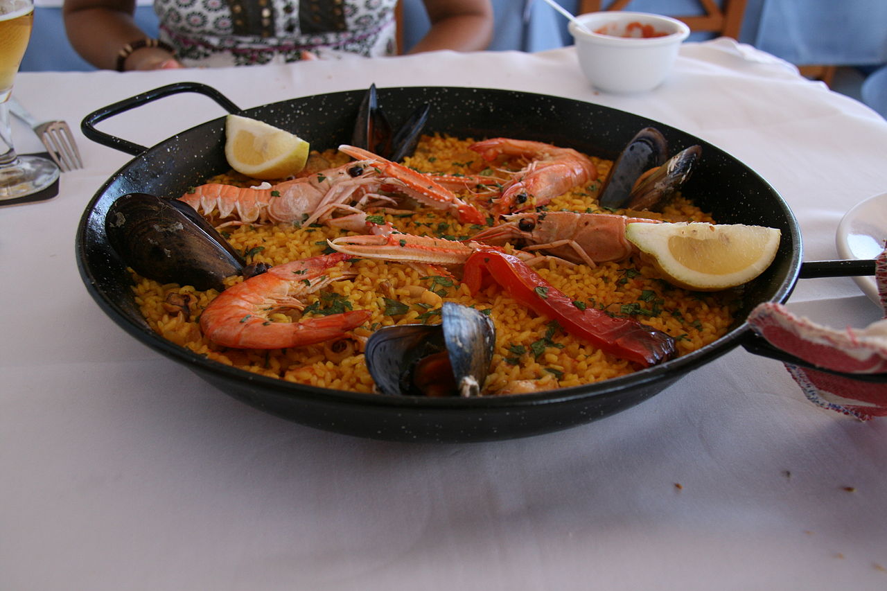 Paella (Picture by Tamorlan in Wikipedia)